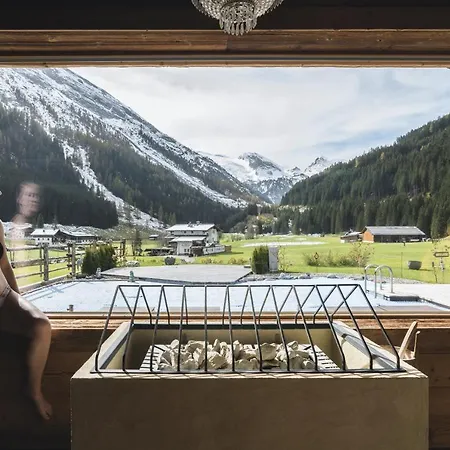 Alpinhotel Berghaus トゥクス