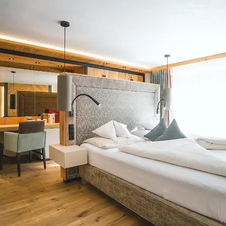 Hotel Alpinhotel Berghaus 4*