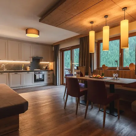 Hotel Alpinhotel Berghaus 4*